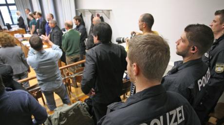 Polizisten stehen im Landgericht Memmingen bei einem Prozess gegen drei Männer im Gerichtssaal: Die  Mitglieder einer Rockergruppierung sind des gemeinschaftlichen Mordes angeklagt. 