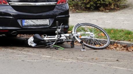 Bei einem Unfall in Hochzoll kam eine 35 Jahre alte Radfahrerin ums Leben. Bei dem Auto auf dem Bild handelt es sich jedoch nicht um das Unfallauto!