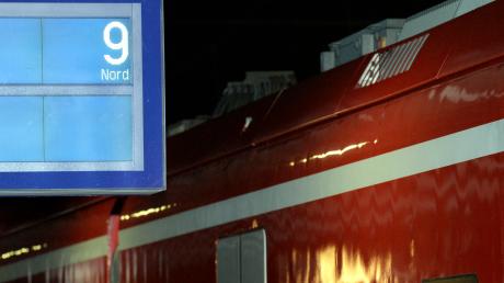 Der Bahnverkehr am Augsburger Hauptbahnhof wurde nach einem Unfall am Freitagmorgen vorerst gesperrt. (Symbolbild)