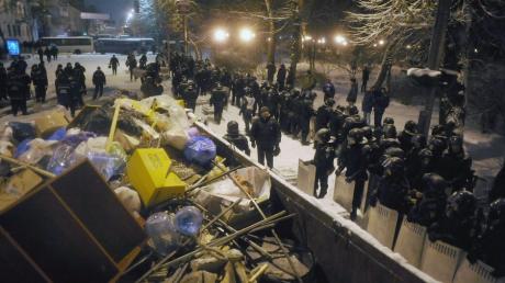 In der Nacht zum Dienstag haben Ukrainische Sicherheitskräfte weitere Barrikaden der prowestlichen Demonstranten im Regierungsviertel von Kiew geräumt.