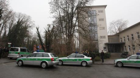 Ein Amok-Alarm am Jakob-Fugger-Gymnasium in Augsburg hat heute Morgen einen größeren Polizeieinsatz ausgelöst. 