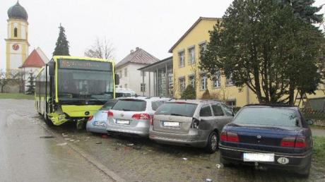 Dieser Schulbus kam ins Rutschen und verursachte 56000 Euro Sachschaden. Personen wurden keine verletzt. Foto: Polizei