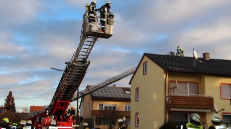 Ein Großaufgebot an Feuerwehr rückte am Montagmorgen in Bobingen gegen einen Schwelbrand  im Dachstuhl eines Dreifamilienhauses vor.