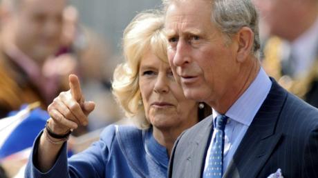 Prinz Charles (r) und seine Frau Camilla (l) sind bei einem Hubschrauberflug am 23.05.2013 in ernste Gefahr geraten, als sich die Maschine plötzlich nach rechts neigte. Archivbild