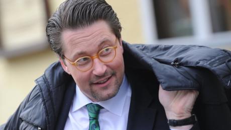 Bei der CSU-Landesgruppenklausur in Wildbad Kreuth musste sich der neue Partei-Generalsekretär Andreas Scheuer viele kritische Fragen nach dem umstrittenen CSU-Slogan „Wer betrügt, der fliegt“ gefallen lassen.