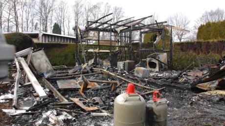 Nur noch Reste vom Vorzelt blieben über bei einem Wohnwagenbrand in Mühlhausen.