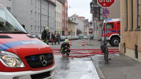 An der Ecke Alte Gasse/Auf dem Kreuz in der Augsburger Innenstadt ist am Donnerstagvormittag ein Brand in einem mehrstöckigen Haus ausgebrochen.