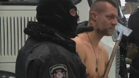 Ein Skandalvideo mit einem nackten und von Polizisten misshandelten Demonstranten hat in Kiew massive Empörung ausgelöst.