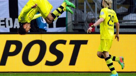 Dortmunds Pierre-Emerick Aubameyang (l) feiert seinen Treffer zum 0:1 mit einem Salto, neben ihm Marcel Schmelzer. 