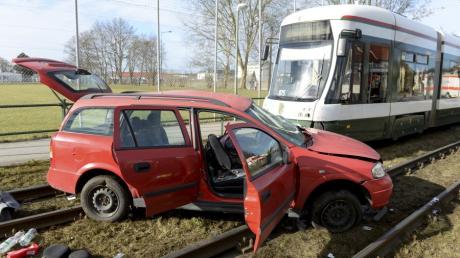 Beim Zusammenstoß zwischen einer Straßenbahn und einem Auto ist eine Frau im Augsburger Stadtteil Haunstetten schwer verletzt worden. 