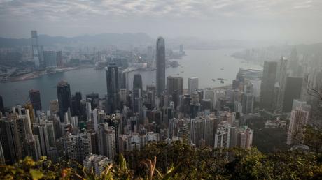 Ein Mann hat sich in Hongkong von dem Dach eines Wolkenkratzers gestürzt. Bei dem Selbstmörder handelt es sich offenbar um einen Devisenhändler der Großbank JP Morgan. Symbolbild