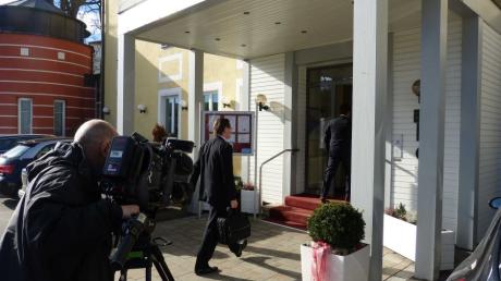 Gläubiger, die heute über das finanzielle Schicksdal von Strenesse entscheiden betreten das Hotel am Ring in Nördlingen.