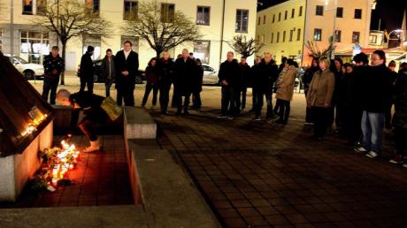 Die Menschen gedenken am Schrannenplatz der toten Franziska.