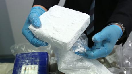 Ein Zollbeamter präsentiert  sichergestelltes Kokain: Im Fall des Rauschgiftfundes beim Chef der Kemptener Drogenfahndung gibt es viele ungeklärte Fragen. 