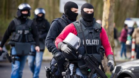 Zwei tote Frauen, fünf Verletzte, drei Tatorte: Ein Mann hat die Polizei in Nordrhein-Westfalen über Stunden in Alarm versetzt.