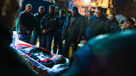 27. Februar 2014 in Kiew. Biskup fotografiert die Trauerfeier für einen von Scharfschützen erschossenen Maidan-Demonstranten.
