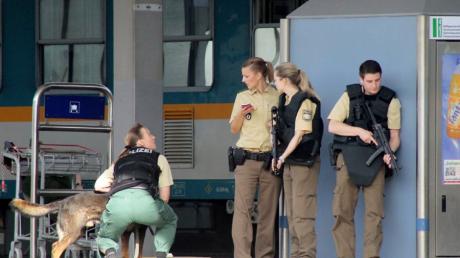 Schwer bewaffnete Polizisten durchsuchten den Bahnhof von Kempten. Bei einer Schießerei in einem Zug auf der Bahnstrecke Kaufbeuren-Kempten wurden am Nachmittag zwei Polizisten verletzt. Ein Täter starb offenbar, ein weiterer ist auf der Flucht. 