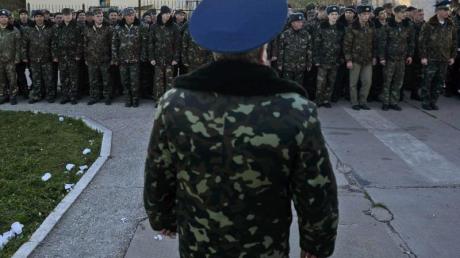 Ukrainische Soldaten auf der Krim. Die Ukraine zieht ihr Militär von der Krim komplett ab.