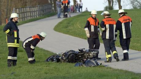 Schwerste Verletzungen erlitt ein Motorradfahrer auf der Verbindungsstraße von Mering in Richtung Hörmannsberg