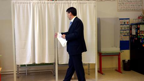 Ungarns Präsident Janos Ader auf dem Weg zur Wahlkabine: In Ungarn sind am Sonntag Parlamentswahlen.