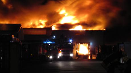 Drei Lagerhallen der Kunststofffabrik Meitingen brannten.