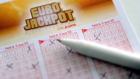 Im Eurojackpot sind heute 15 Millionen Euro. Ob der Jackpot geknackt wurde, wird am Samstag bekannt gegeben.