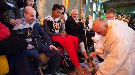 Keine Berührungsangst: Papst Franziskus wusch zwölf Behinderten die Füße.