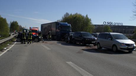 Ein Unfall mit sechs Fahrzeugen sorgte am Donnerstagnachmittag auf der B17 für Stau.
