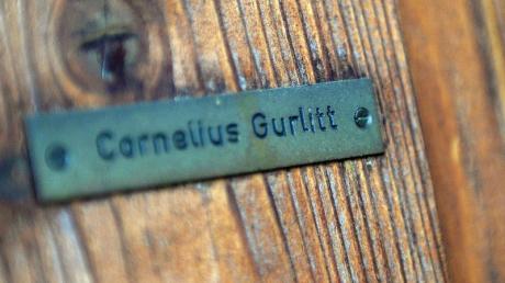 Das Namensschild von Cornelius Gurlitt ist an der Tür zum Haus von Gurlitt in Salzburg (Österreich) zu sehen.