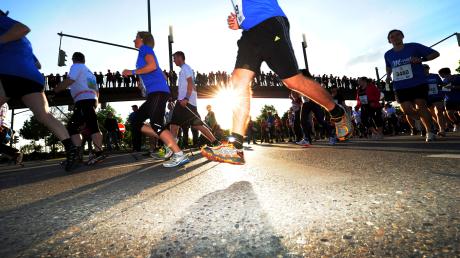 Über 8000 Läufer gehen am Dienstagabend beim Augsburger Firmenlauf an den Start.