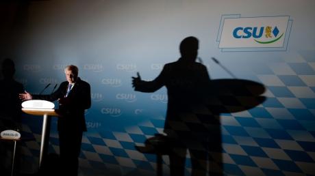 In der Schattenwelt der CSU: Horst Seehofer versuchte ,die Stimmenverluste bei der Europawahl gegenüber Journalisten zu erklären. Zuvor hat er in der Vorstandssitzung seiner Partei gesagt: "Ich übernehme die Verantwortung."
