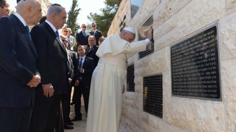 Papst Franziskus hat am Montagmorgen (26.05.14) die israelische Gedenkstaette fuer die Opfer des Terrorismus in Jerusalem besucht. Er wurde begleitet von Israels Staatspraesident Schimon Peres (l.) und Ministerpraesident Benjamin Netanjahu (2.v.l.).