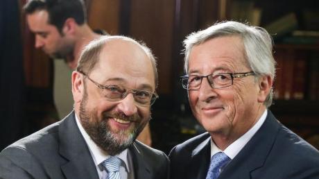Der Konservative Juncker (r) hat einige Gegner in Europa. Ausgerechnet sein Konkurrent Martin Schulz (l) hat sich nun für ihn ausgesprochen.