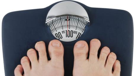 Wenn die Waage zu viel anzeigt, hat das nicht nur ästhetische Folgen. Bei Übergewicht ist auch die Gesundheit in Gefahr.