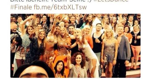 Die Let's Dance-Moderatorin Sylvie Meis überraschte ihre Fans nach dem Let's Dance Finale mit einem Massen-Selfie.