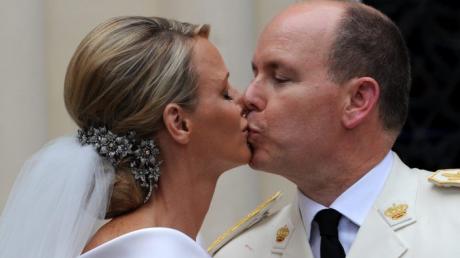 ARCHIV - Nach der kirchlichen Trauung am 02.07.2011 im Fürstenpalast in Monaco küssen sich Charlene und Fürst Albert II. von Monaco vor der kleinen Kirche Sainte Devote, wo Charlene ihren Brautstrauß niedergelegt hat. Nun erwarten sie Nachwuchs