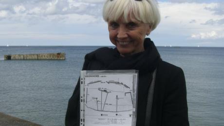Martine Gripari erklärt Touristen, wie die Alliierten an der französischen Atlantikküste landeten. 