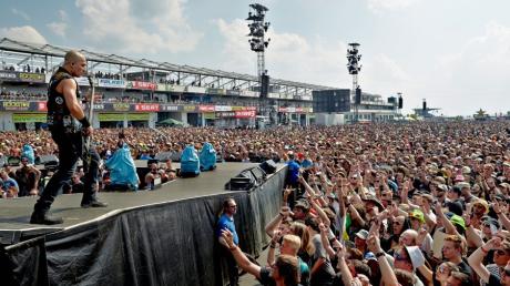 Schluss, Aus, vorbei - leider: Zum letzten Mal ist das legendäre Musikfestival «Rock am Ring» in der Eifel über die Bühne gegangen. Im Bild Bassist Paolo Gregoletto mit der US-amerikanischen Metal-Band Trivium.
