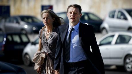Kate und Gerry McCann vor dem Gerichtsgebäude in Lissabon. Sie klagen gegen den Chefermittler im Fall Maddie: Gonçalo Amaral.