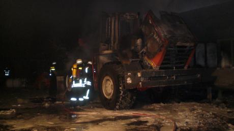 Beim Brand einer Lagerhalle in Augsburg-Lechhausen ist in der Nacht auf Donnerstag ein Schaden von mehreren 10.000 Euro entstanden.
