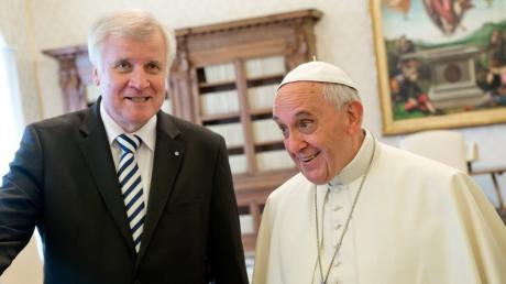 Papst Franziskus (r) empfängt Horst Seehofer (CSU) in der Bibilothek im Apostolischen Palast im Vatikan. 