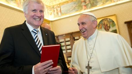 Bei einer Audienz in Rom besuchte Bayerns Ministerpräsident Horst Seehofer Papst Franziskus und Papst Benedikt.