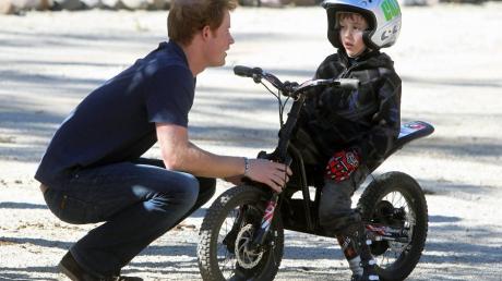 Prince Harry unterhält sich mit einem kleinen Jungen auf seinem dreitägigen Chile-Besuch.