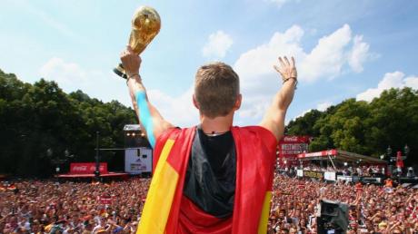 Weltmeister Bastian Schweinsteiger feiert auf der Fanmeile in Berlin mit Hunderttausenden Fans.