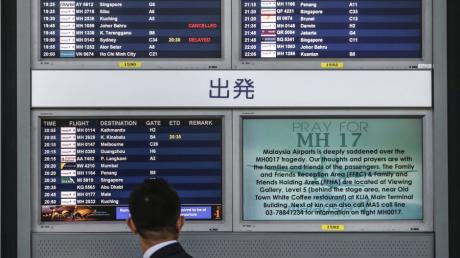 Nach dem Absturz von Flug MH17 haben die Behörden den Luftraum über der Ostukraine gesperrt.