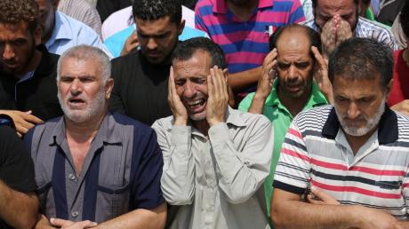 Angehörige der getöteten siebenköpfigen deutsch-palästinensischen Familie zeigten am Dienstag bei der Beerdigung in Gaza-Stadt ihre tiefe Betroffenheit. 