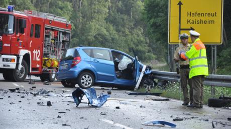 Auf der B2 zwischen Donauwörth und Kaisheim ist ein 56-Jähriger ums Leben gekommen. Er geriet mit seinem Auto auf die Gegenfahrbahn und stieß mit einem Lastwagen zusammen.