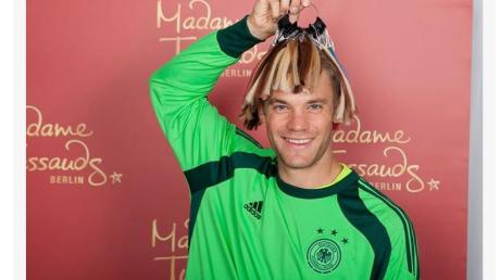 Welche Haarfarbe soll's denn sein? WM-Held Manuel Neuer posiert in Berlin beim Vermessen für die Experten von Madame Toussauds.