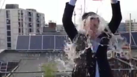 Grünen-Politiker Cem Özdemir bei seiner Ice Bucket Challenge. LInks das Corpus delicti - eine Hanfpflanze.