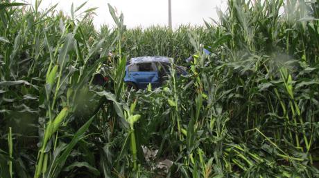 Bei einem Unfall auf der B17 hat sich ein Auto mehrfach überschlagen, dann kam es in einem Maisfeld zum Liegen. 